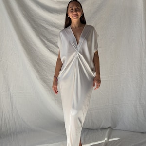 Vit sidenkaftanklänning, minimalistisk lång sidenklänning för brud, miljövänliga resortkläder, handgjord brudklänning, elegant hållbart mode