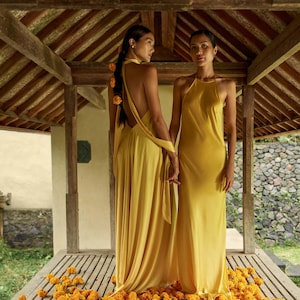 Goudsbloemzijde maxi-jurk | Elegante onderjurk voor bruidsmeisjes | Aangepaste bruiloftsgastjurk | Rugloos formeel | Rimmba-jurk goudsbloem Aphrodite afbeelding 6