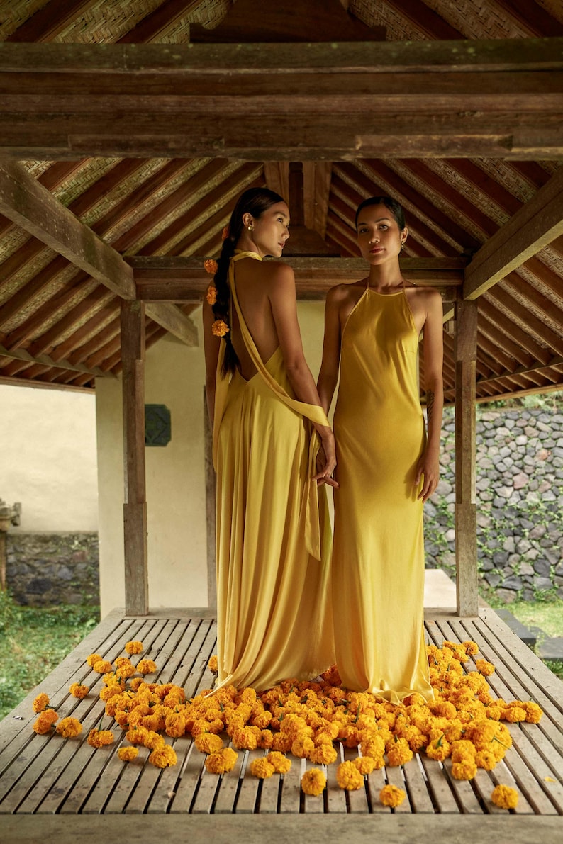 Goudsbloemzijde maxi-jurk | Elegante onderjurk voor bruidsmeisjes | Aangepaste bruiloftsgastjurk | Rugloos formeel | Rimmba-jurk goudsbloem Aphrodite afbeelding 6