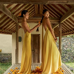 Goudsbloemzijde maxi-jurk | Elegante onderjurk voor bruidsmeisjes | Aangepaste bruiloftsgastjurk | Rugloos formeel | Rimmba-jurk goudsbloem Aphrodite afbeelding 5