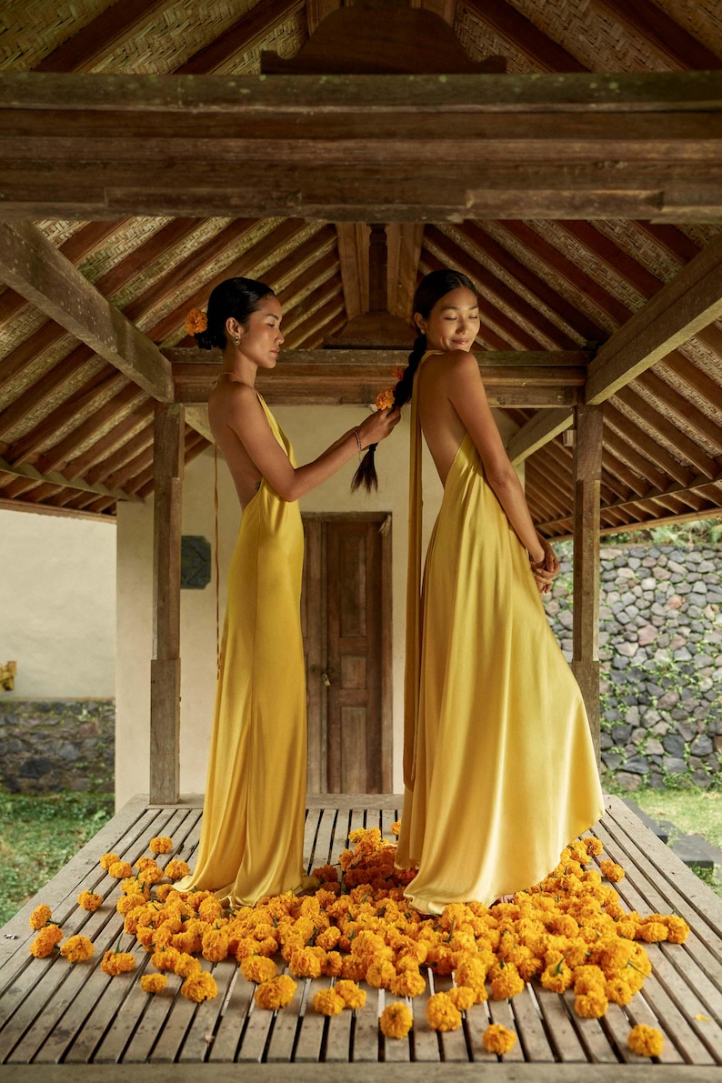 Goudsbloemzijde maxi-jurk | Elegante onderjurk voor bruidsmeisjes | Aangepaste bruiloftsgastjurk | Rugloos formeel | Rimmba-jurk goudsbloem Aphrodite afbeelding 5