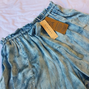 Short en satin de soie tie-dye - Short en soie véritable - Teinture naturelle, Short d&#39;été - Short ajustable - Short poches profondes - Short de détente en soie