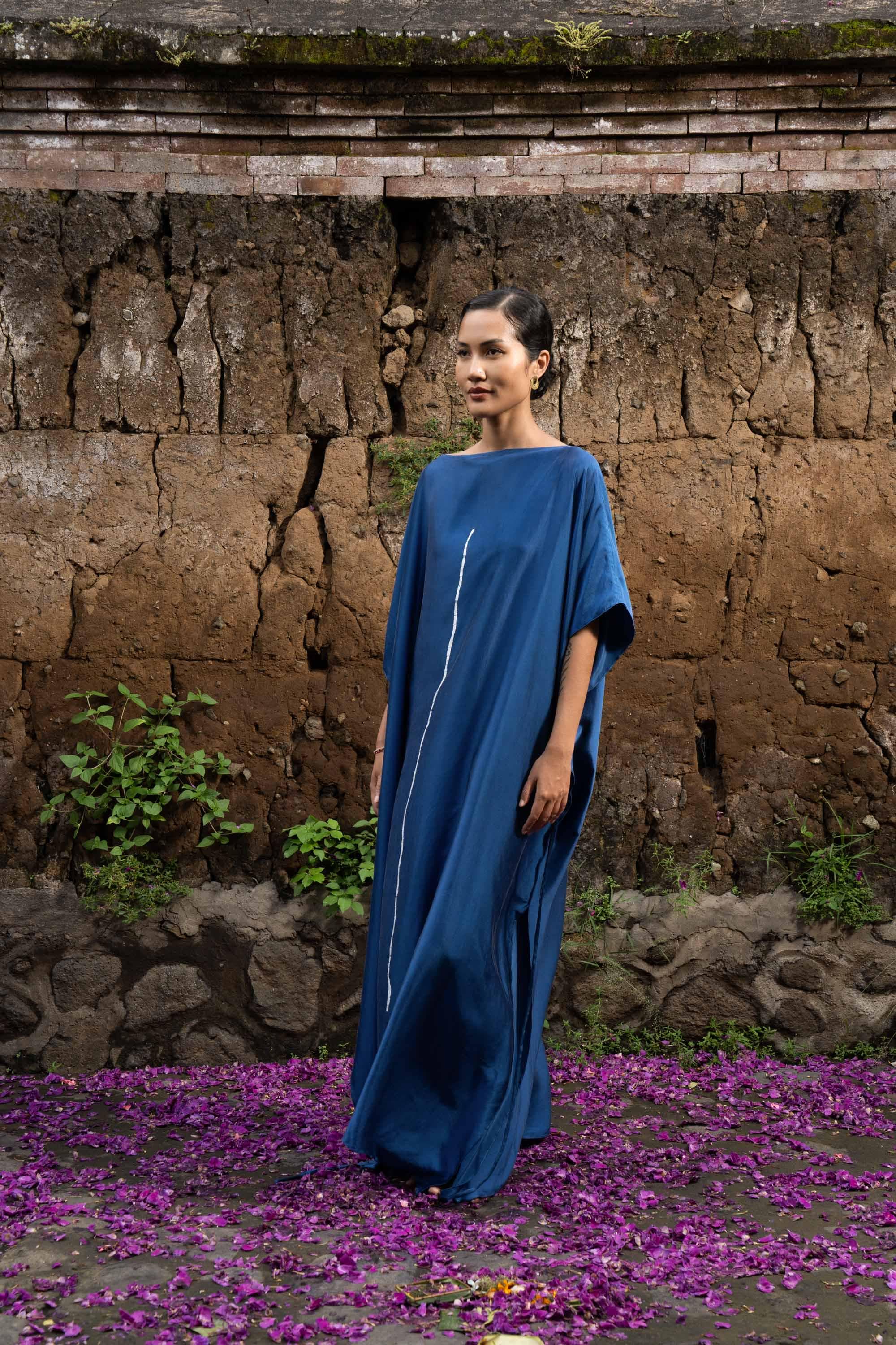 美品 ラボアート イタリア製 マキシワンピース カフタンドレス ネイビー ブルー インディゴブルーのシルクカフタンドレス、サステナブルで贅沢な植物