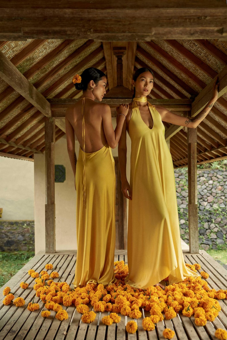 Goudsbloemzijde maxi-jurk | Elegante onderjurk voor bruidsmeisjes | Aangepaste bruiloftsgastjurk | Rugloos formeel | Rimmba-jurk goudsbloem Aphrodite afbeelding 4