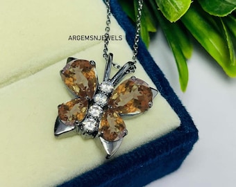 Ciondolo a farfalla in sultanite cangiante: collana in argento sterling
