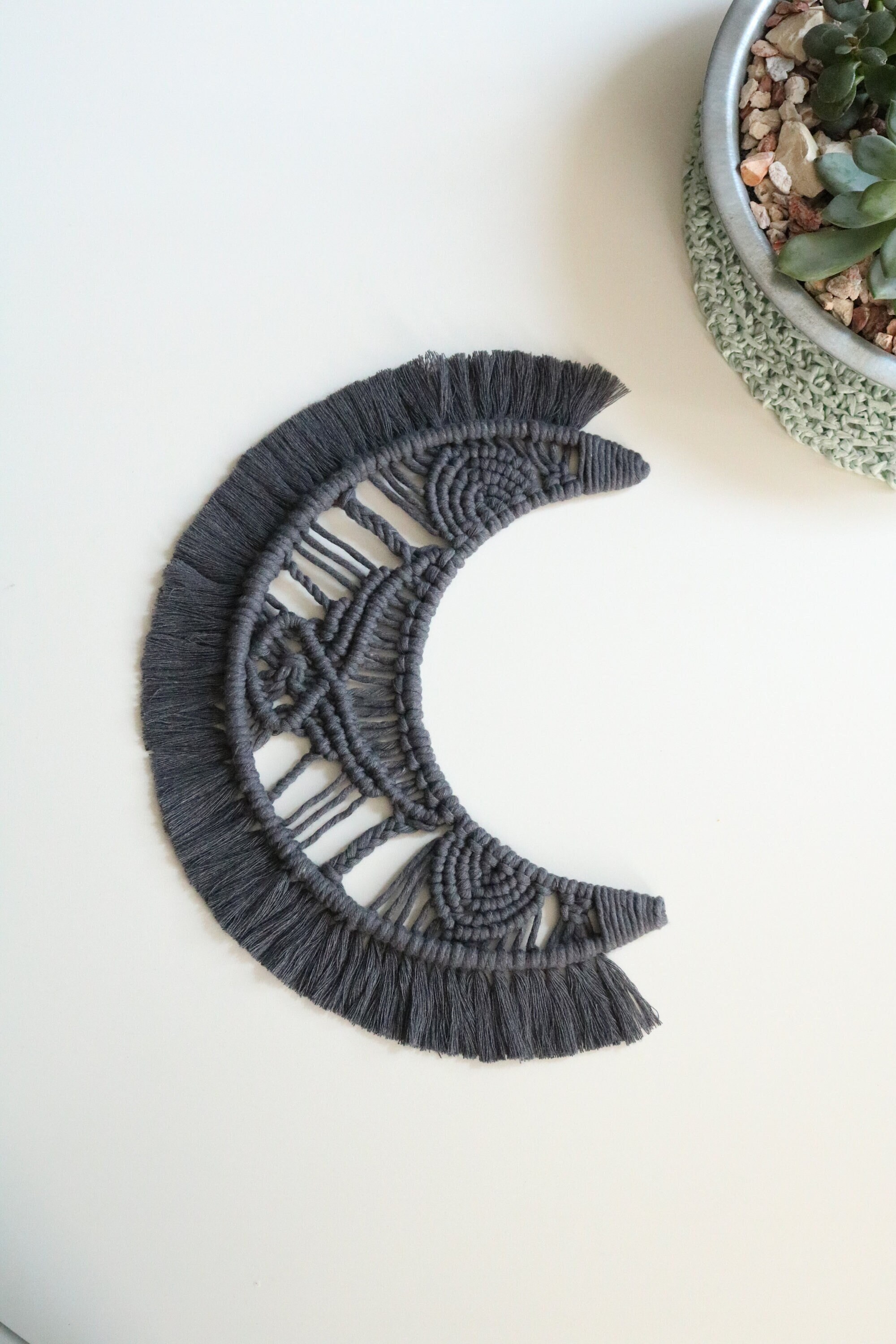 Modèle Philomène - Lune en Macramé Suspension Décoration Mural Mystique Bohème Gris