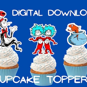 Peut inclure: Téléchargement numérique de décorations de cupcakes avec des personnages d'un livre pour enfants. Les décorations comprennent le Chat chapeauté, les Choses 1 et 2, et un poisson dans un bocal. Les cupcakes ont un glaçage blanc et des caissettes bleues.