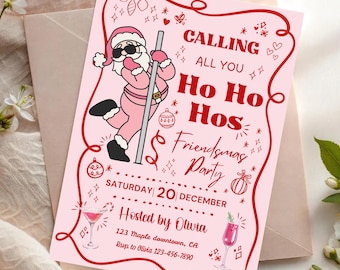 Może przedstawiać: Różowe zaproszenie na imprezę Friendsmas z kreskówkowym Świętym Mikołajem w okularach przeciwsłonecznych i różowym stroju. Zaproszenie zawiera tekst "Calling All You Ho Ho Hos" i "Friendsmas Party". Data to sobota, 20 grudnia.