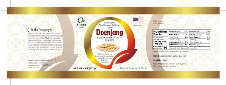 K&ouml;nnte beinhalten: Ein goldenes Etikett mit einer rot-wei&szlig;en amerikanischen Flagge, einem wei&szlig;en Hintergrund mit einem floralen Muster und dem Text "Q-Rapha Doenjang is..." und "Doenjang KOREAN SOYBEAN PASTE 전통된장". Das Etikett enth&auml;lt auch den Text "Gluten free No Chemical Additives Vegan" und "NET WT. 8 OZ (227g)".