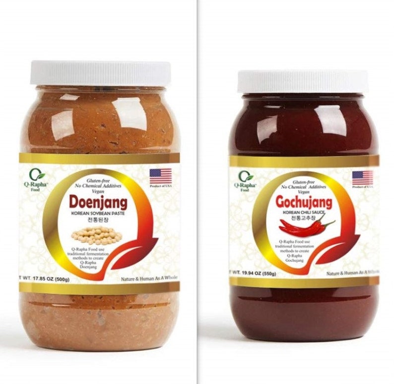 K&ouml;nnte beinhalten: Zwei Glasbeh&auml;lter mit koreanischen fermentierten Lebensmitteln. Der Beh&auml;lter links ist mit "Doenjang Koreanische Sojapaste" und der Beh&auml;lter rechts mit "Gochujang Koreanische Chillisauce" beschriftet. Beide Beh&auml;lter sind mit "Glutenfrei, ohne chemische Zus&auml;tze, vegan" gekennzeichnet.