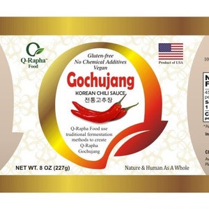 K&ouml;nnte beinhalten: Ein goldenes Etikett mit einer roten Chilischote und dem Text "Gochujang Korean Chili Sauce" in Englisch und Koreanisch. Das Etikett enth&auml;lt auch den Text "Glutenfrei, ohne chemische Zus&auml;tze, vegan" und "Nature & Human As A Whole".