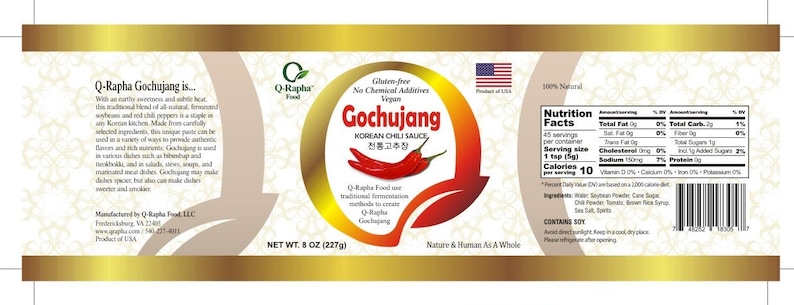 K&ouml;nnte beinhalten: Ein goldenes Etikett mit einer roten Chilischote und dem Text "Gochujang Korean Chili Sauce" in Englisch und Koreanisch. Das Etikett enth&auml;lt auch den Text "Glutenfrei, ohne chemische Zus&auml;tze, vegan" und "Nature & Human As A Whole".