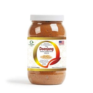 K&ouml;nnte beinhalten: Ein Glasgef&auml;&szlig; mit Doenjang Koreanischer Sojabohnenpaste, einer fermentierten Sojabohnenpaste, mit einem goldenen Etikett, auf dem "Doenjang Koreanische Sojabohnenpaste" und "Glutenfrei, keine chemischen Zus&auml;tze, vegan" steht. Das Glas hat ein Gewicht von 500 g (17,65 oz) und wurde in den USA hergestellt.