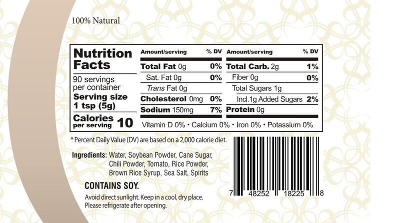Op de afbeelding: Voedingswaarde-informatie voor een portie van 10 calorie&euml;n van een product met 90 porties per verpakking. De ingredi&euml;nten omvatten water, sojabonenpoeder, rietsuiker, chilipeperpoeder, tomaat, rijstpoeder, bruine rijstsiroop, zeezout en alcohol. Het etiket geeft ook aan dat het product soja bevat. Het etiket bevat een barcode.
