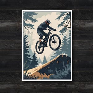 Puede incluir: Una l&aacute;mina de arte mural enmarcada con una ilustraci&oacute;n estilizada de un ciclista de monta&ntilde;a con casco y equipo oscuro saltando con una bicicleta negra sobre un mont&iacute;culo de tierra, frente a pinos en tonos azules y un cielo p&aacute;lido.