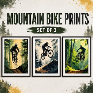 Puede incluir: Un conjunto de tres l&aacute;minas enmarcadas con el t&iacute;tulo MOUNTAIN BIKE PRINTS SET OF 3. Cada l&aacute;mina muestra a un ciclista en una bicicleta de monta&ntilde;a en un entorno forestal. Las ilustraciones usan tonos tierra de verde, marr&oacute;n y amarillo.