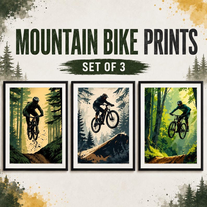 Puede incluir: Un conjunto de tres l&aacute;minas enmarcadas con el t&iacute;tulo MOUNTAIN BIKE PRINTS SET OF 3. Cada l&aacute;mina muestra a un ciclista en una bicicleta de monta&ntilde;a en un entorno forestal. Las ilustraciones usan tonos tierra de verde, marr&oacute;n y amarillo.