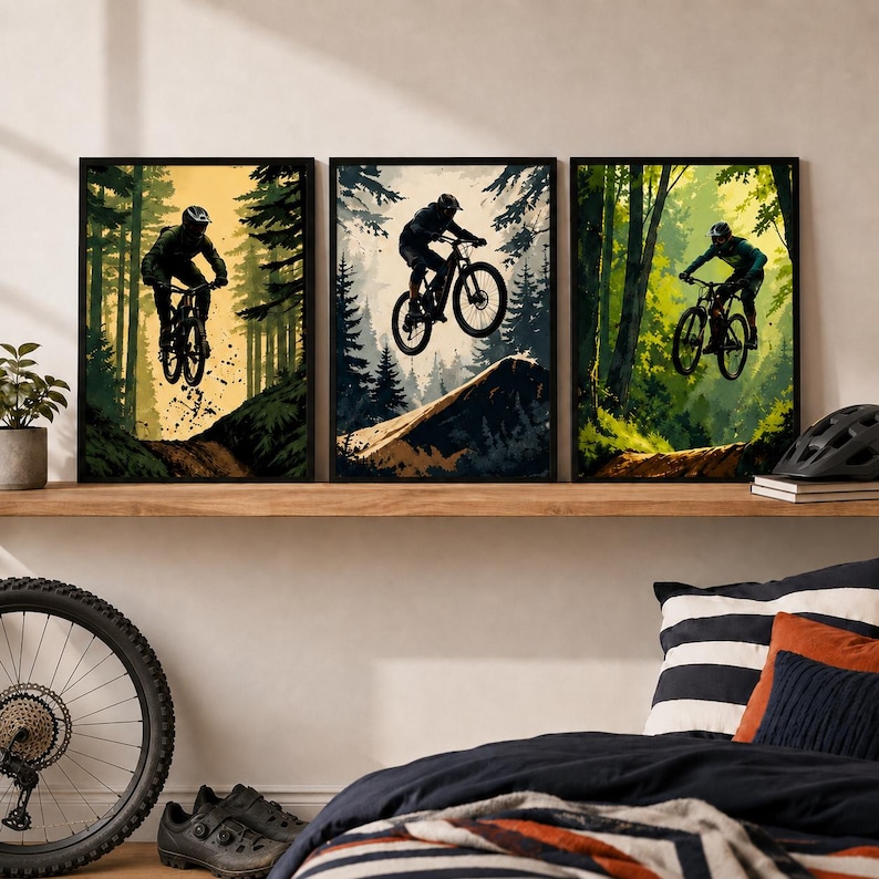 Puede incluir: Un conjunto de tres l&aacute;minas de arte mural enmarcadas con ilustraciones de ciclistas de monta&ntilde;a en saltos. Cada l&aacute;mina muestra a un ciclista sobre una bicicleta frente a un bosque con paletas de colores variadas en tonos amarillo, azul y verde.