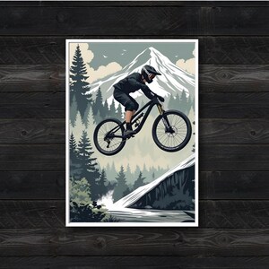 Puede incluir: Una impresi&oacute;n de arte mural rectangular que presenta una ilustraci&oacute;n estilizada de un ciclista de monta&ntilde;a con equipo negro saltando en bicicleta. El fondo muestra un pico nevado, un denso bosque de con&iacute;feras y una ladera rocosa en tonos apagados de verde y gris.