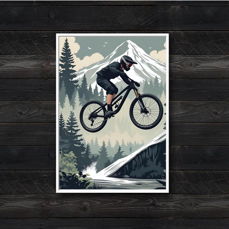 Puede incluir: Una impresi&oacute;n de arte mural rectangular que presenta una ilustraci&oacute;n estilizada de un ciclista de monta&ntilde;a con equipo negro saltando en bicicleta. El fondo muestra un pico nevado, un denso bosque de con&iacute;feras y una ladera rocosa en tonos apagados de verde y gris.