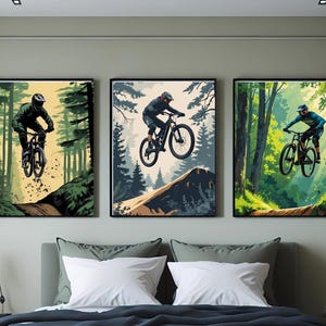 Puede incluir: Un conjunto de tres cuadros decorativos con ilustraciones de ciclistas de monta&ntilde;a en acci&oacute;n. Cada l&aacute;mina muestra a un ciclista con casco y equipo de protecci&oacute;n montando una bicicleta de monta&ntilde;a en un paisaje forestal con &aacute;rboles y senderos.