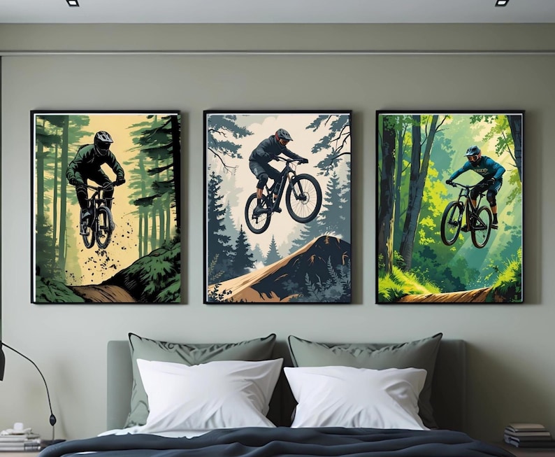 Puede incluir: Un conjunto de tres cuadros decorativos con ilustraciones de ciclistas de monta&ntilde;a en acci&oacute;n. Cada l&aacute;mina muestra a un ciclista con casco y equipo de protecci&oacute;n montando una bicicleta de monta&ntilde;a en un paisaje forestal con &aacute;rboles y senderos.