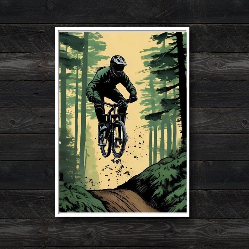 Puede incluir: Una impresi&oacute;n art&iacute;stica enmarcada que muestra a un ciclista de monta&ntilde;a con casco y equipo oscuro saltando en bicicleta sobre un sendero de tierra. La escena se sit&uacute;a en un bosque denso con &aacute;rboles verdes altos bajo un cielo amarillo p&aacute;lido, con tierra en el aire.