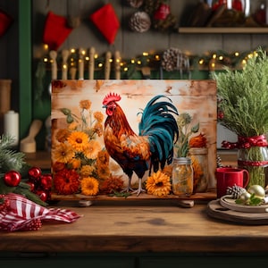 Pode incluir: Uma placa de madeira com um galo colorido com crista vermelha e cauda azul-turquesa, rodeado por flores laranja e amarelas. O fundo tem uma textura de madeira rústica. Dois frascos de vidro e uma caneca vermelha também são visíveis.