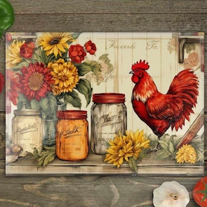 Pode incluir: Uma tábua de cortar de vidro com um design vintage de fazenda que apresenta um galo vermelho, girassóis e jarros de pedreiro etiquetados como "Feijões" e "Sal". O fundo é um painel de madeira creme com o texto "Preserves Co."