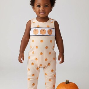Abby & Evie Boy's Boutique Khaki Pumpkin Smocked Haftowane Haftowane Święto Dziękczynienia Jesienny Kombinezon Jon Jon Dopasowany Strój dla Rodzeństwa