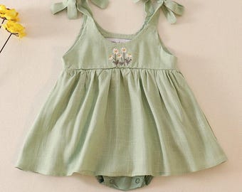 Abito coordinato per sorella e sorella in lino con volant, spalline e bottoni, color verde salvia, ricamato con motivi floreali, di Petal & Pine Girl's Boutique