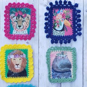 Cadre photo au crochet, Crochet Art, Art animalier floral, Couronne de fleurs, Tissu animal, Cadre au crochet, Crochet Home Decor, Boho Home Decor