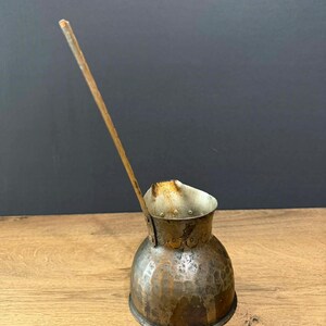 Cafetera de cobre vintage martillada a mano, decoración rústica para la cocina.