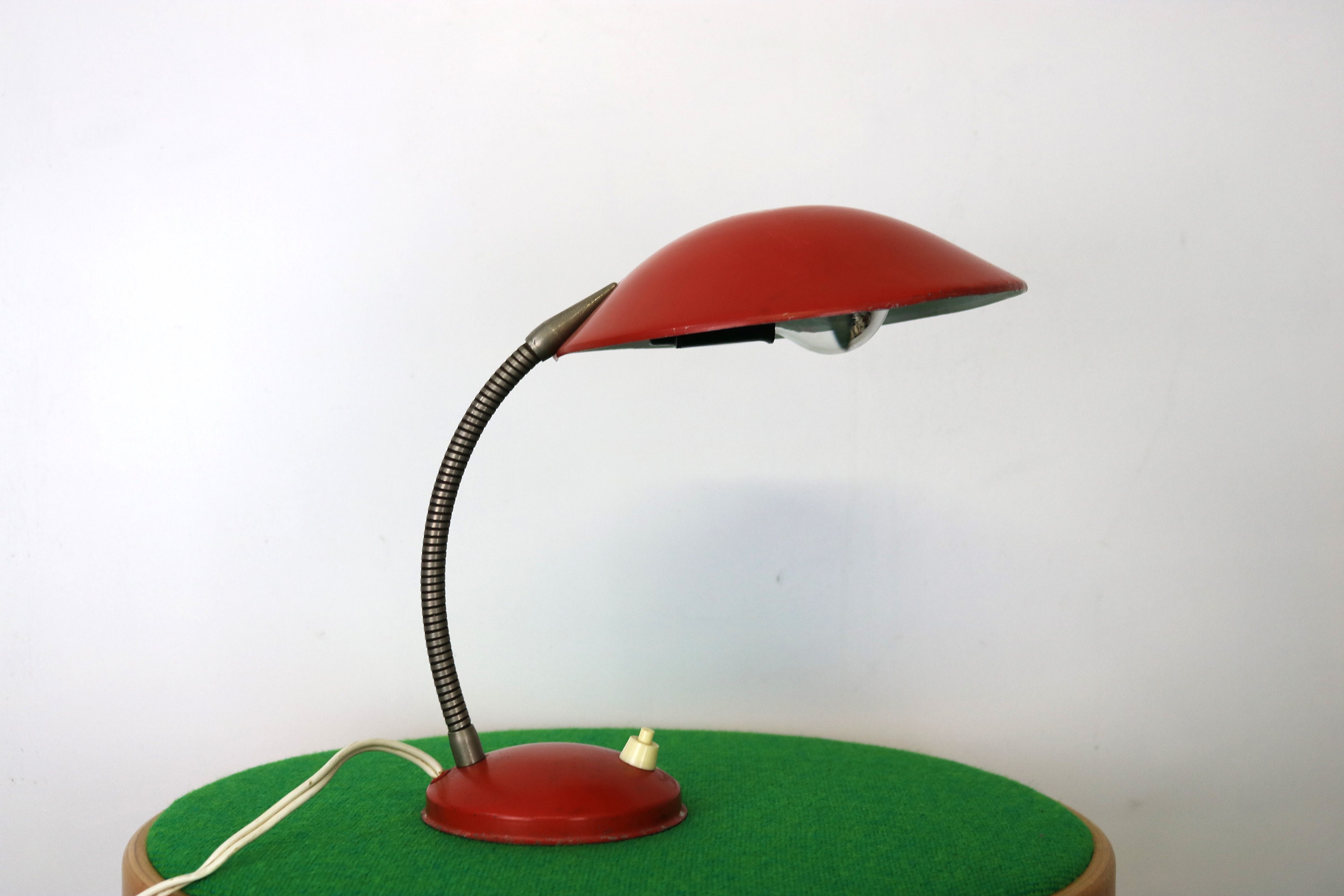 magnifique lampe de table du milieu siècle couleur rouge et effet désordre - belgique des années 60 massive
