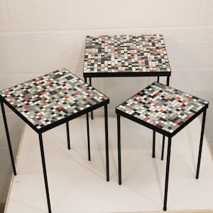 Satztische im Mid-Century-Modern-Stil mit Mosaikfliesen: Schwarzes Eisengestell, Design der 1950er Jahre