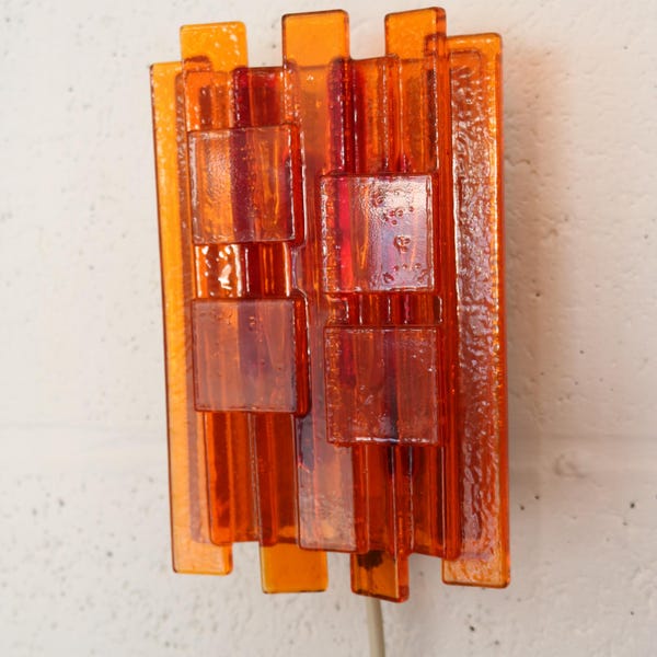 Arandelas/Luminárias de parede Claus Bolby - Acrílico laranja, fabricadas pela Lyskaer Belysning - Dinamarca, anos 70.