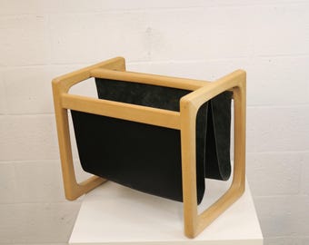 Aksel Kjersgaard チーク材マガジンラック: ミッドセンチュリーモダン