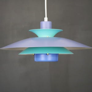 青と白の多層ペンダントライト　モダンデザイン　　ブルー　ミッドセンチュリー 青と白の多層ペンダントライト モダンデザイン ブルー ミッド