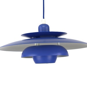 Op de afbeelding: Een blauwe hanglamp met een gelaagd, schotelvormig ontwerp. De lamp heeft een wit snoer en een witte plafondbevestiging.