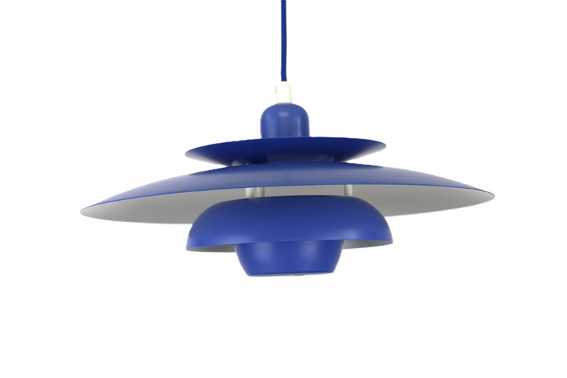 Op de afbeelding: Een blauwe hanglamp met een gelaagd, schotelvormig ontwerp. De lamp heeft een wit snoer en een witte plafondbevestiging.