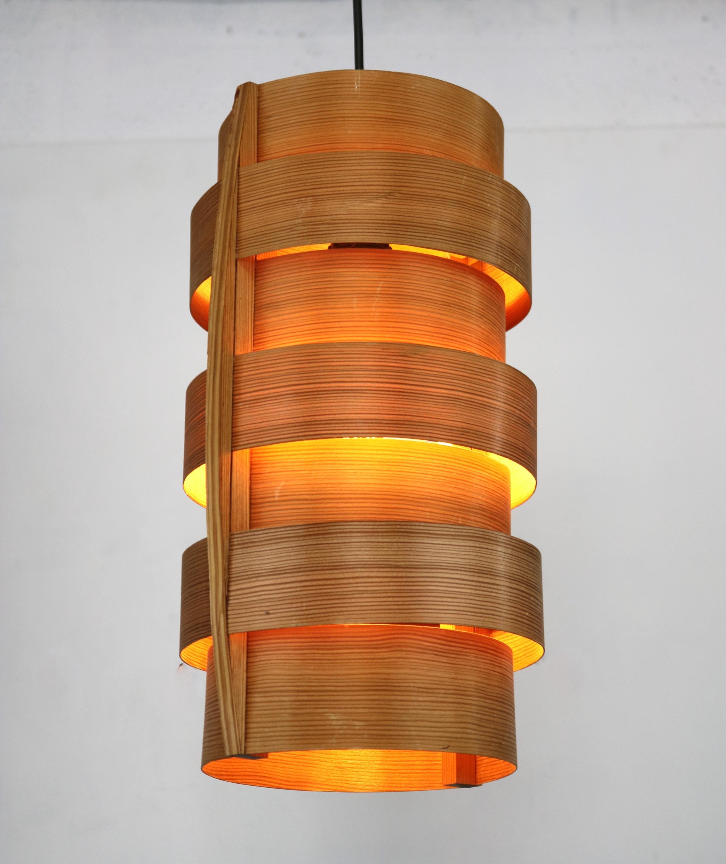 ハンス・アグネ・ヤコブソンの象徴的な松材突き板ペンダントライト