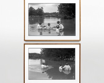 Könnte beinhalten: Zwei Schwarzweißfotos einer Tauffeier in einem See. Das erste Foto zeigt eine Gruppe von Menschen, die im Wasser stehen, während das zweite Foto eine Gruppe von Menschen zeigt, die im Wasser stehen, während eine Menschenmenge vom Ufer aus zuschaut.