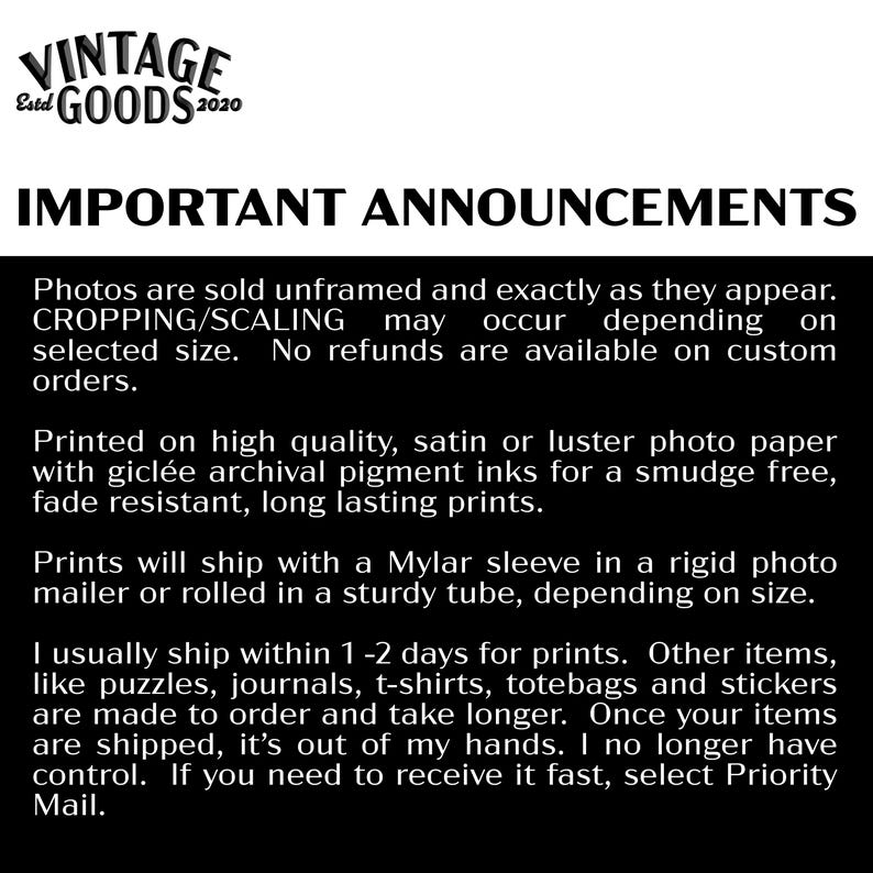 Może przedstawiać: Czarno-biała grafika z tekstem "VINTAGE GOODS 2020" na g&oacute;rze. Poniżej wyświetlany jest tekst "IMPORTANT ANNOUNCEMENTS". Obraz zawiera szczeg&oacute;ły dotyczące wydruk&oacute;w fotograficznych, w tym rodzaju papieru, wysyłki i zwrot&oacute;w.