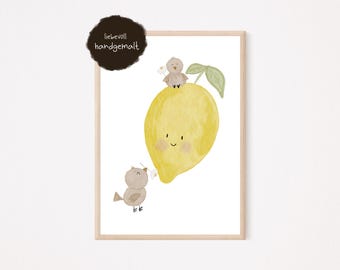 Puede incluir: Ilustración en acuarela de un limón amarillo sonriente con dos pajaritos. Los pájaros sostienen pequeñas flores blancas. La obra de arte está enmarcada en un marco de madera clara. El texto "liebevoll handgemalt" está en un círculo marrón oscuro.