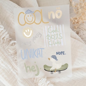 Könnte beinhalten: Transparentes Papier mit verschiedenen handgeschriebenen Sätzen und Illustrationen. Die Wörter "Cool" und "no" sind in Gelb geschrieben, mit einem Smiley, der eine blaue Kappe trägt. Eine Ente auf einem Skateboard ist ebenfalls abgebildet.