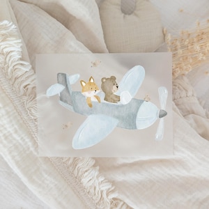 Könnte beinhalten: Aquarellillustration eines hellblauen Flugzeugs mit einem Fuchs und einem Bären als Passagiere. Das Kunstwerk hat eine weiche, pastellfarbene Farbpalette, ideal für die Dekoration von Kinderzimmern.