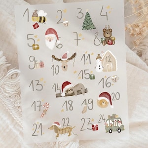 Könnte beinhalten: Aquarell-Adventskalender mit nummerierten Illustrationen von Biene, Weihnachtsmann, Weihnachtsbaum, Bär, Geschenken, Schneemann, Lebkuchenhaus, Faultier, Löwe, Dackel und einem Auto mit Geschenken. Die Zahlen sind von kleinen Sternen umgeben.