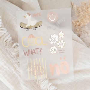 Könnte beinhalten: Eine durchscheinende Folie mit verschiedenen Illustrationen und Text. Dargestellt sind eine Ente auf einem Skateboard, Smiley-Gesichter und Blumen. Der Text enthält "NOPE", "COOL", "WHAT?", "Cool Girls Club" und "time to bloom."