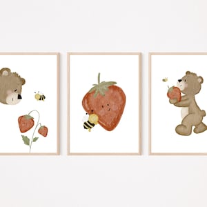 Poster Erdbeere Bär A4 | Kinderbild Erdbeeren, Bär, Biene, Kinderposter Babygeschenk Babyparty Kinderzimmerposter