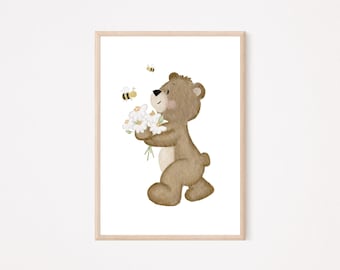Puede incluir: Ilustración enmarcada de un oso pardo sosteniendo un ramo de flores blancas, con dos abejas. La obra está en un marco de madera clara, sobre un fondo blanco. Una ilustración encantadora.